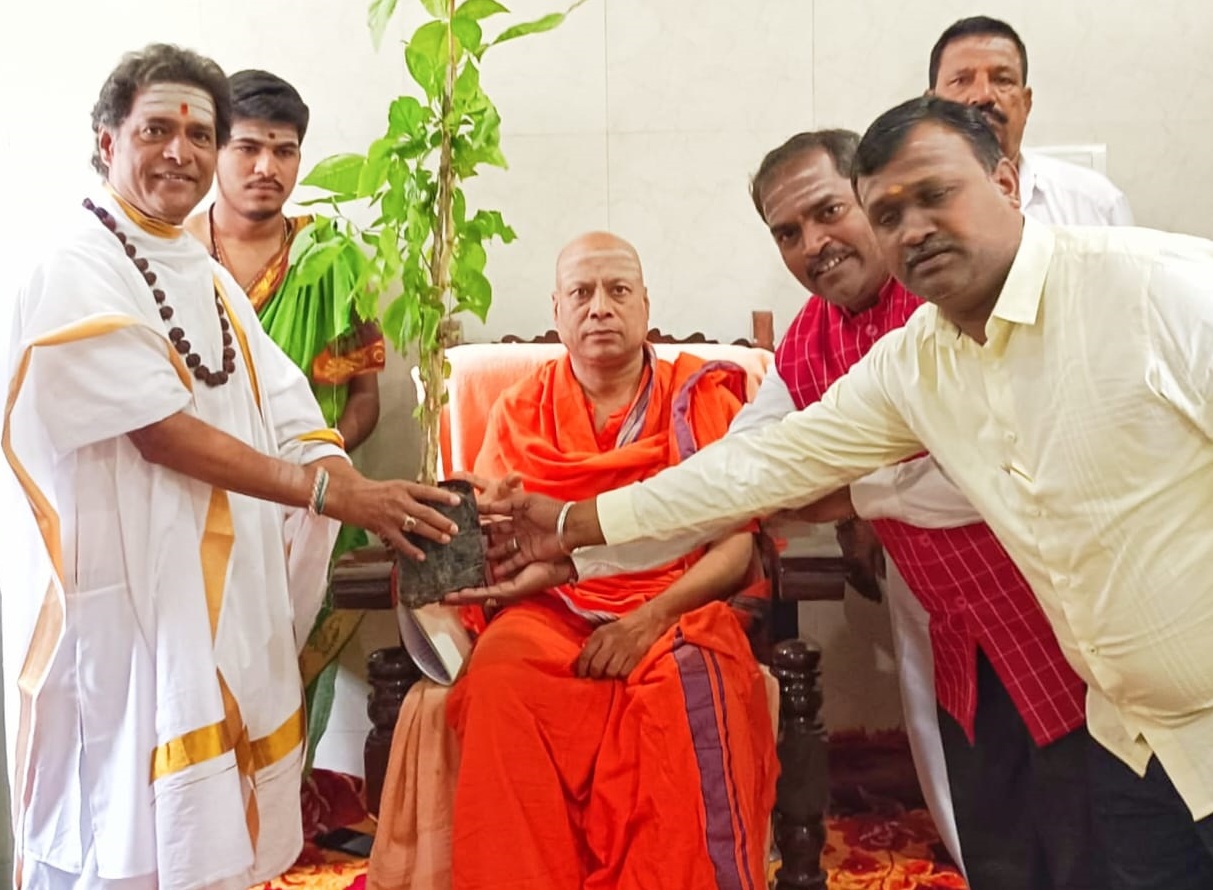 ಏಕ್ ಲಾಖ್ ಪೇಡ್ ಮಾ ಕೇ ನಾಮ್ ಅಭಿಯಾನ ನಿಮಿತ್ತ ಕೇಂದ್ರ ಸರ್ಕಾರದ ರಾಜ್ಯ ಅಭಿವೃದ್ಧಿ, ಸಮನ್ವಯ ಹಾಗೂ ಮೇಲುಸ್ತುವಾರಿ ಸಮಿತಿ ಸದಸ್ಯ ಶಿವಯ್ಯ ಸ್ವಾಮಿ ಅವರು ಶ್ರೀಶೈಲದಲ್ಲಿ ಜಗದ್ಗುರು ಡಾ. ಚನ್ನಸಿದ್ಧರಾಮ ಪಂಡಿತಾರಾಧ್ಯ ಶಿವಾಚಾರ್ಯರಿಗೆ ಬಿಲ್ವಪತ್ರಿ ಸಸಿ ವಿತರಿಸಿದರು
