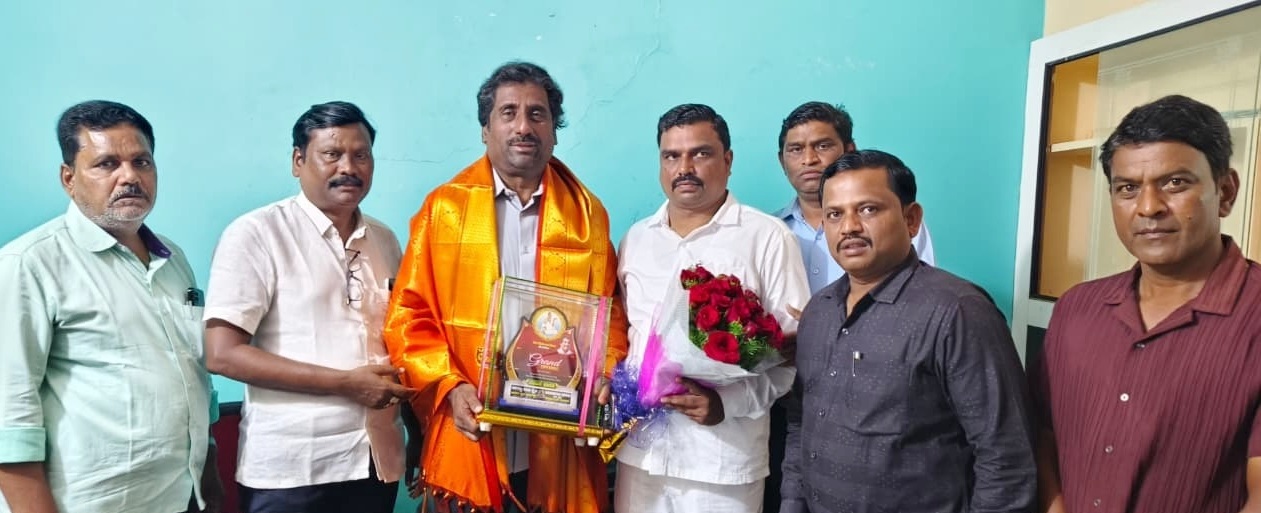 ಬೀದರ್‍ನಲ್ಲಿ ರಾಜ್ಯ ಸರ್ಕಾರಿ ನೌಕರರ ಸಂಘದ ಜಿಲ್ಲಾ ಘಟಕದ ಪದಾಧಿಕಾರಿಗಳು ಬೀದರ್ ಮಹಾನಗರ ಪಾಲಿಕೆ ವ್ಯಾಪ್ತಿಯ ನೌಕರರಿಗೆ ಮಹಾನಗರ ಪಾಲಿಕೆ ಮನೆ ಬಾಡಿಗೆ ಮತ್ತು ಸಿಸಿಎ ಭತ್ಯೆ ಜಾರಿಗೊಳಿಸುವಂತೆ ಪೌರಾಡಳಿತ ಸಚಿವ ರಹೀಂಖಾನ್ ಅವರಿಗೆ ಮನವಿ ಪತ್ರ ಸಲ್ಲಿಸಿದರು
